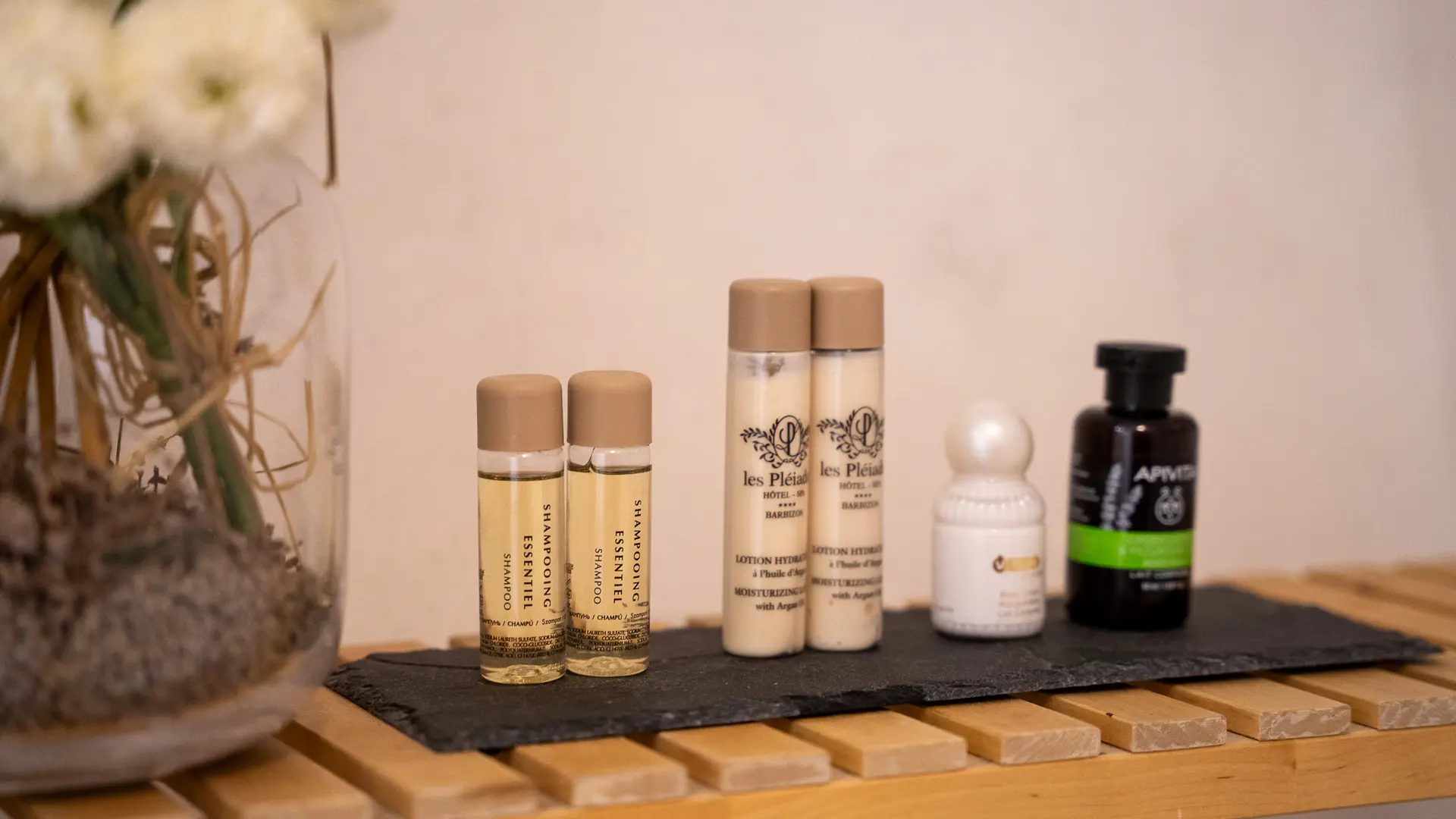 produits à disposition dans la salle de bains