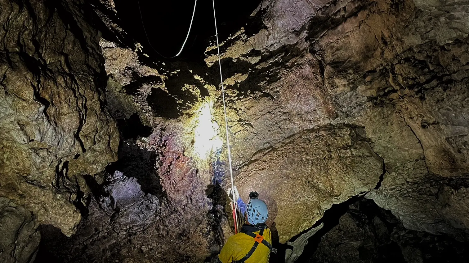 Un moment suspendu. Une aventure guidée. Ecrins Spéléo Canyon