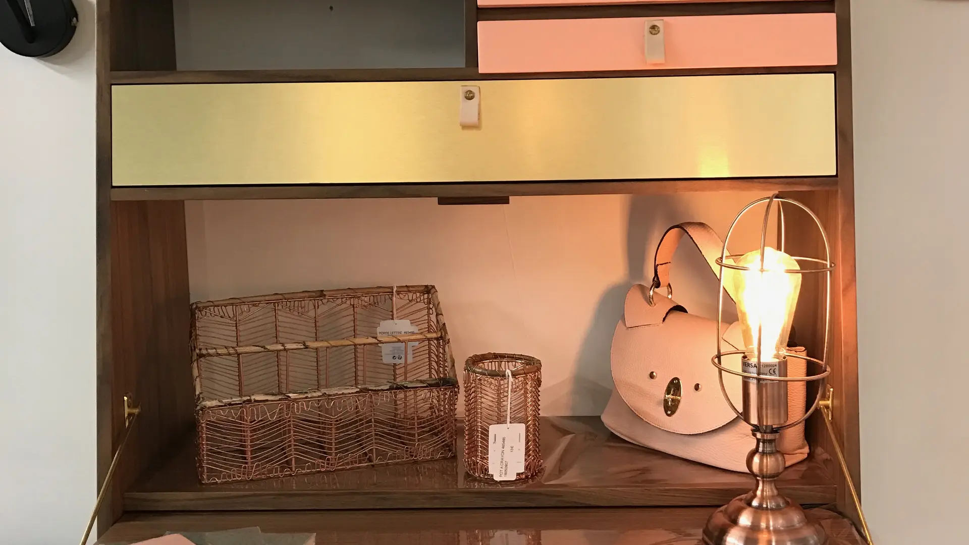 Secrétaire et ses accessoires