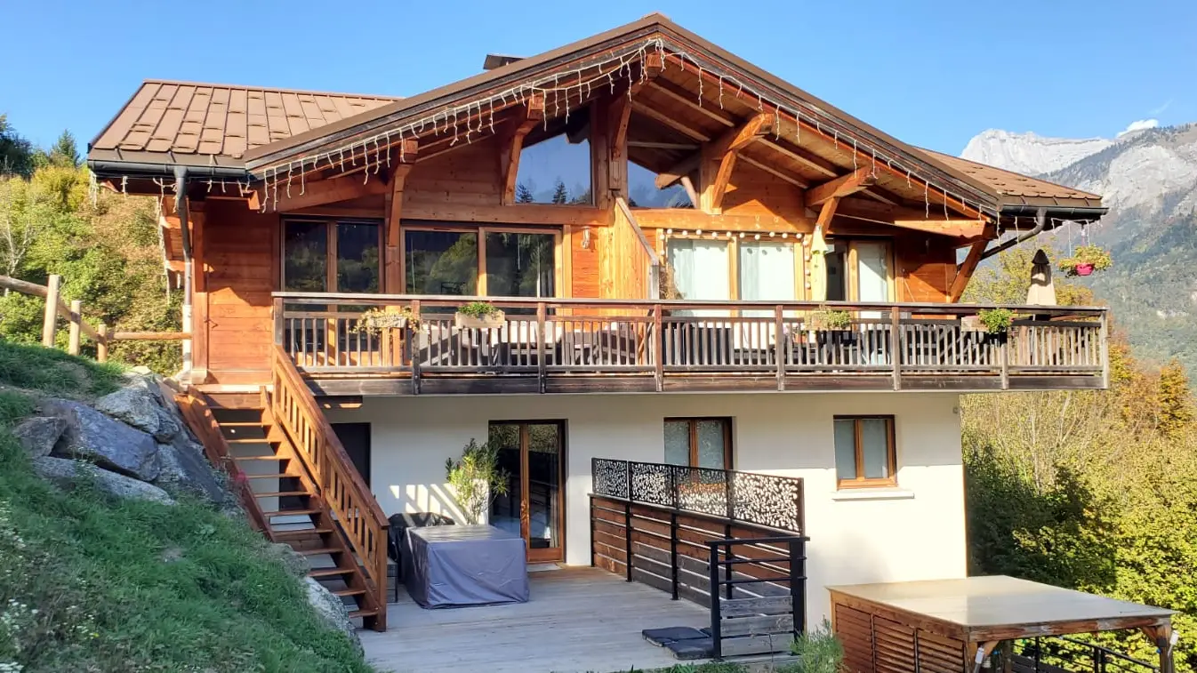 Vue extérieure du chalet André et de sa terrasse