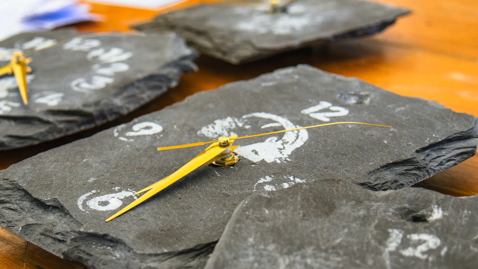 Résultat final d'une horloge en ardoise