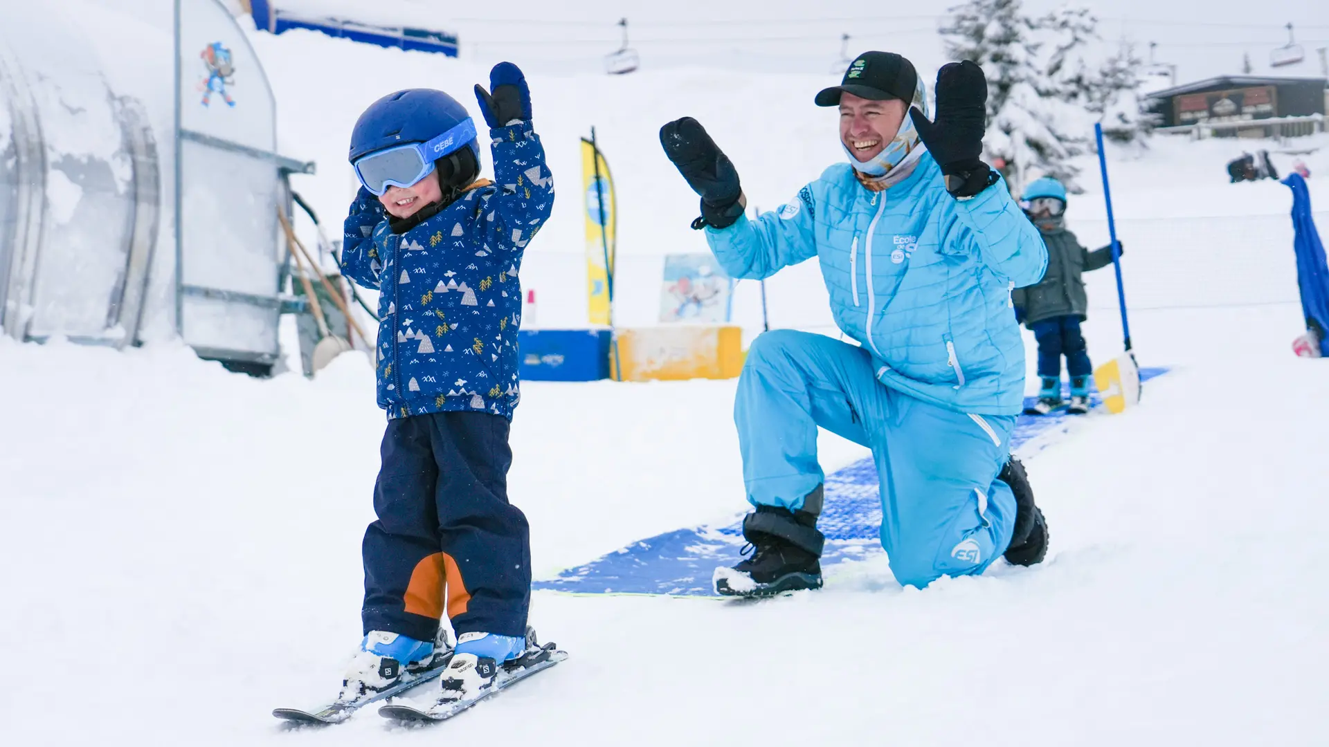Moniteur et enfant qui jouent