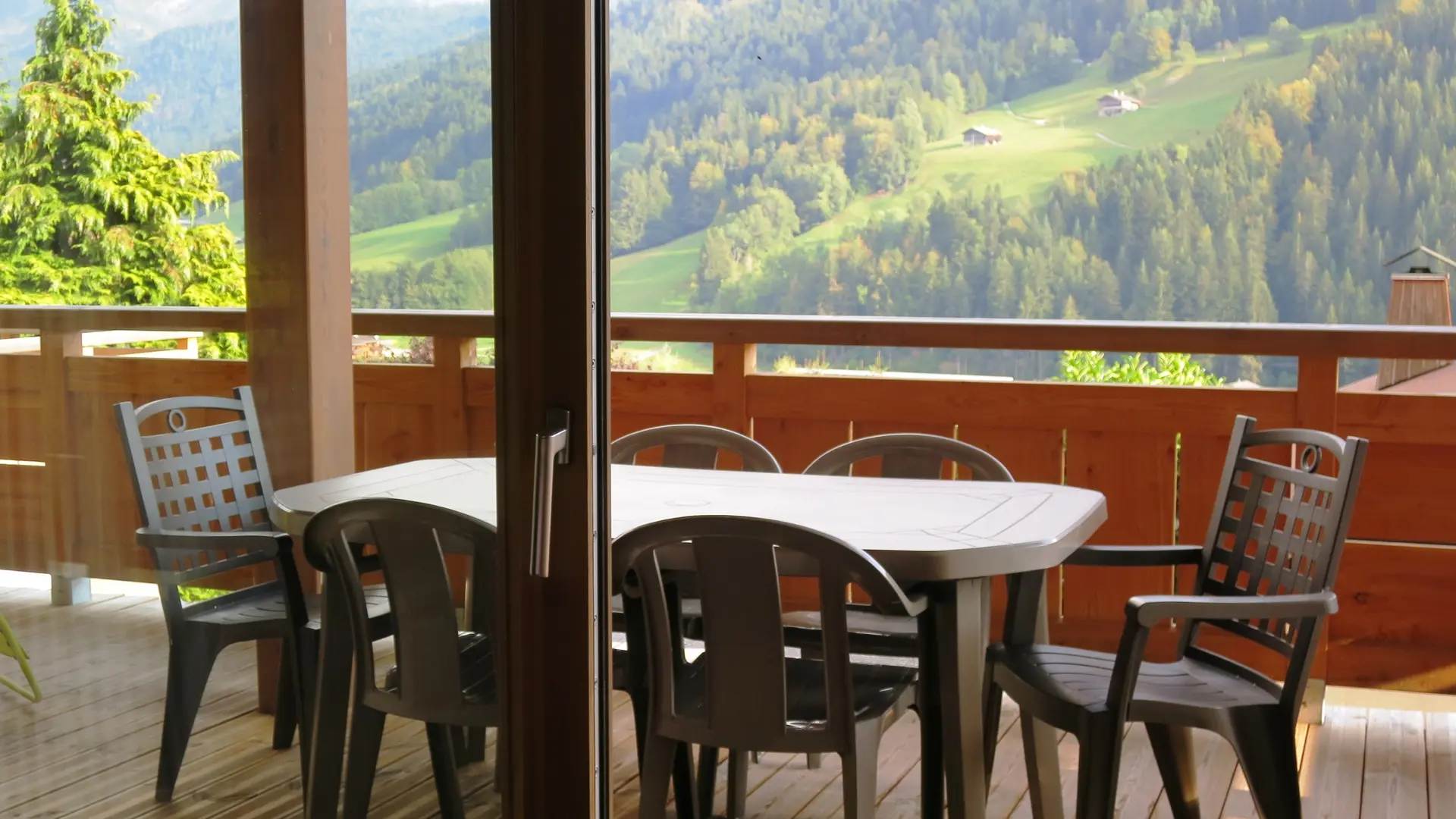Terrase avec salon de jardin/Patio with garden furniture-Boiseraie n°1-Le Grand-Bornand