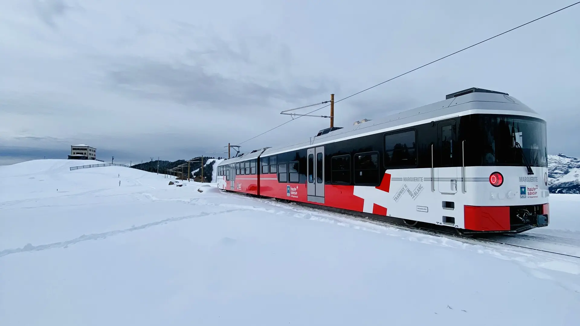 Tramway qui monte en hiver