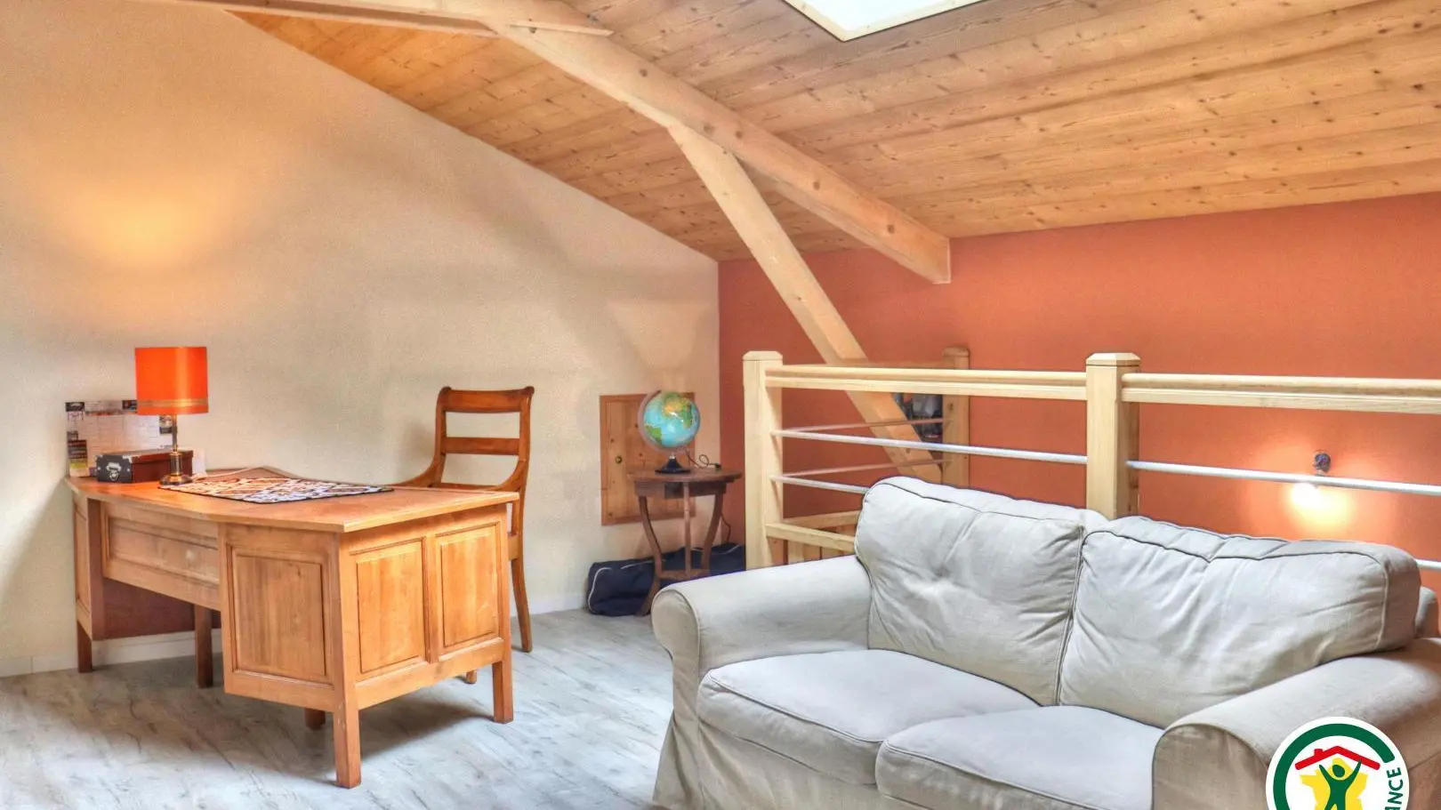 Pièce palière à l'étage avec armoire de rangement, coin jeux et lecture avec canapé ou espace télétravail.