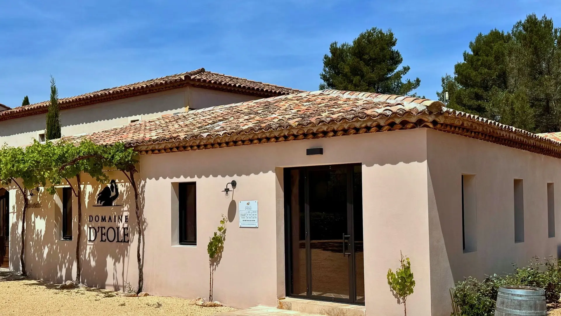 Weingut Domaine d'Eole in Eygalières Fassade des Weinkellers 2025