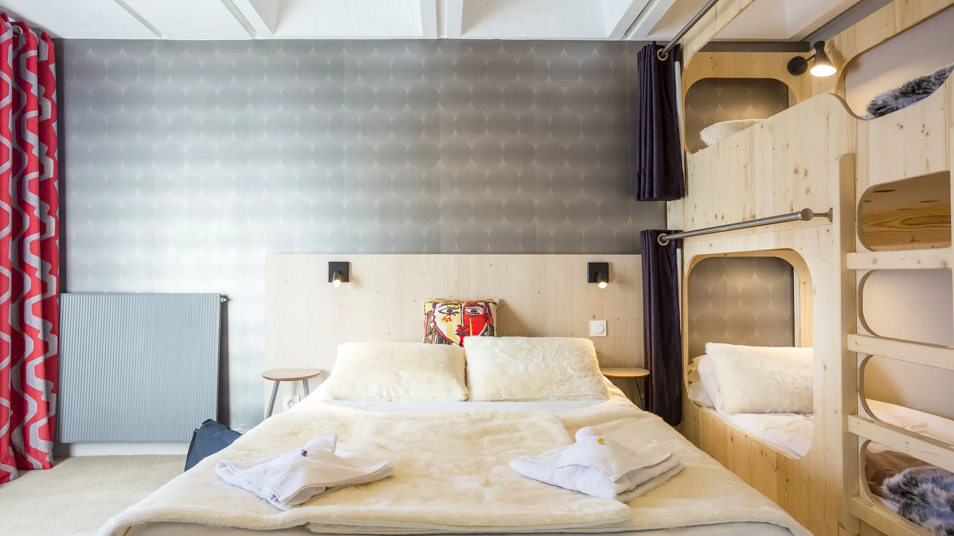 Chambre familiale avec 1 lit double et 2 lits superposés