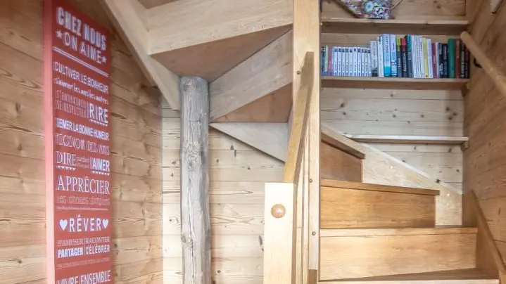 escalier pour monter dans les chambres niveau 2