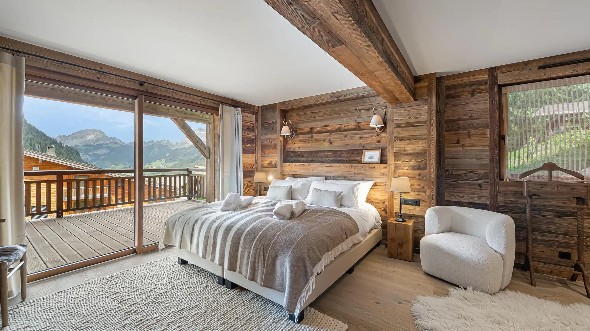 Très grande chambre double avec très grande baie vitrée donnant accès au balcon