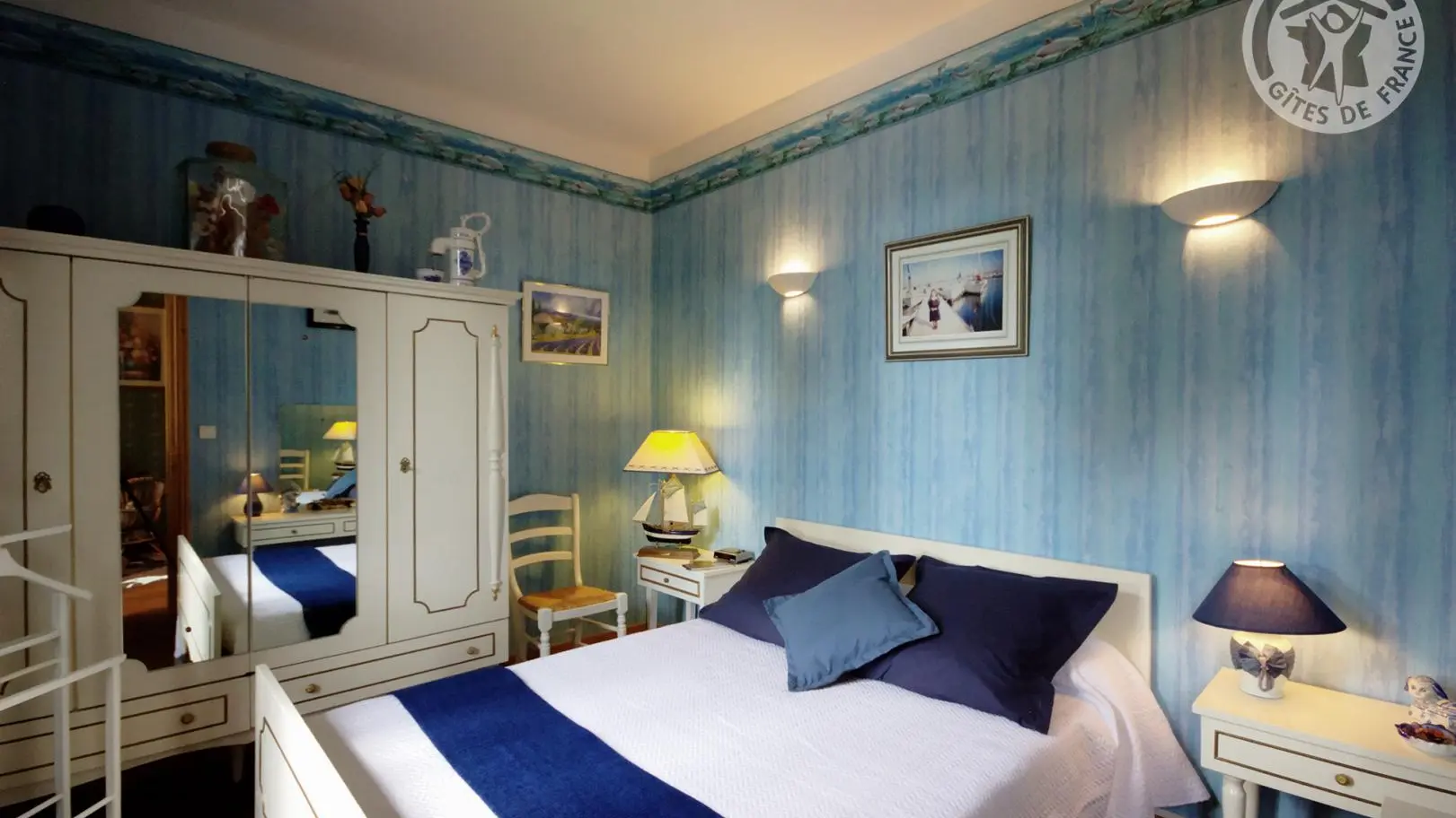 CHAMBRE BLEUE ETAT NEUF SE BATTE TOUS POUR AVOIR