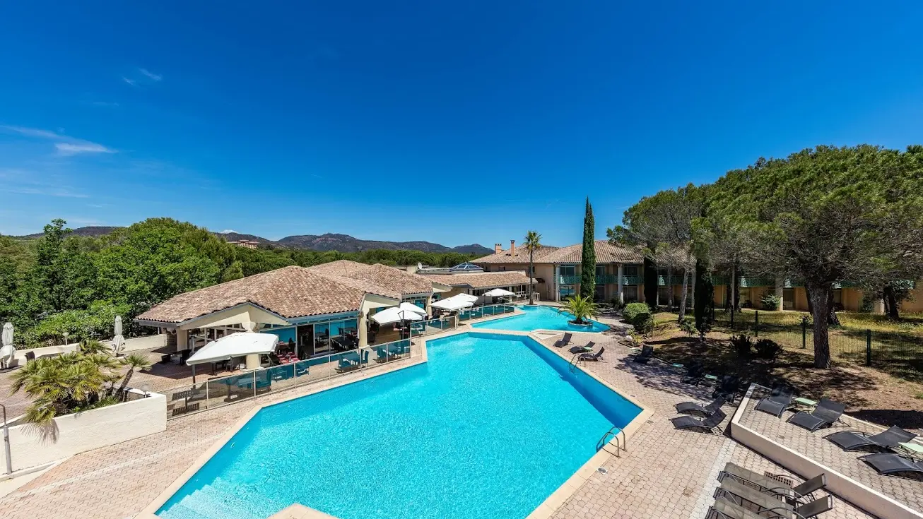 Vue extérieure de l'hôtel avec piscine