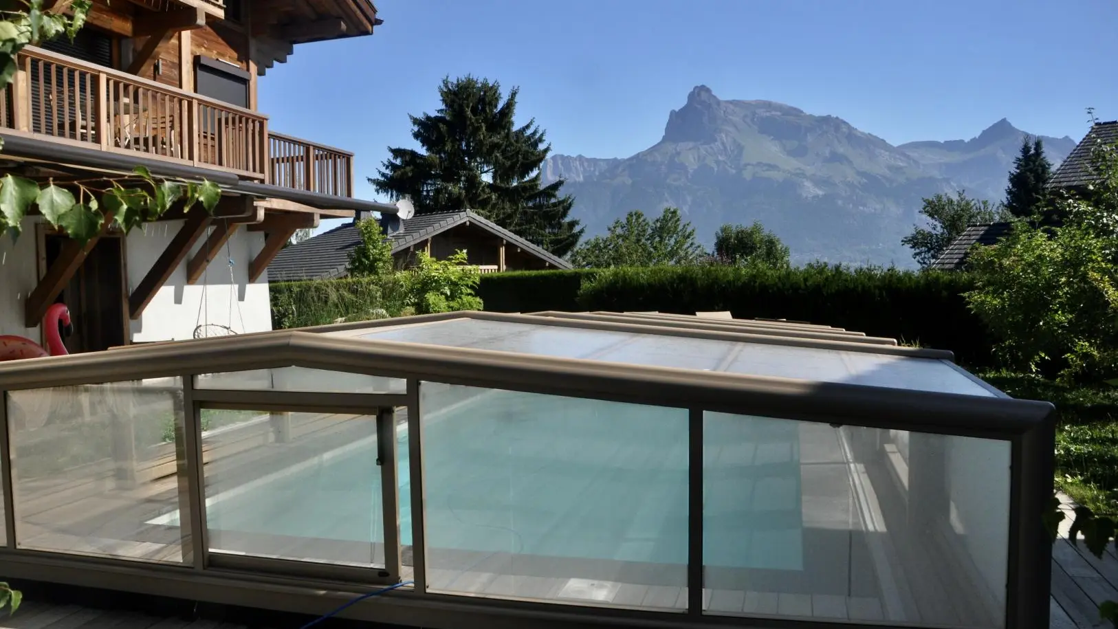 L abri et la pompe à chaleur permettent de se baigne de juin à Novembre