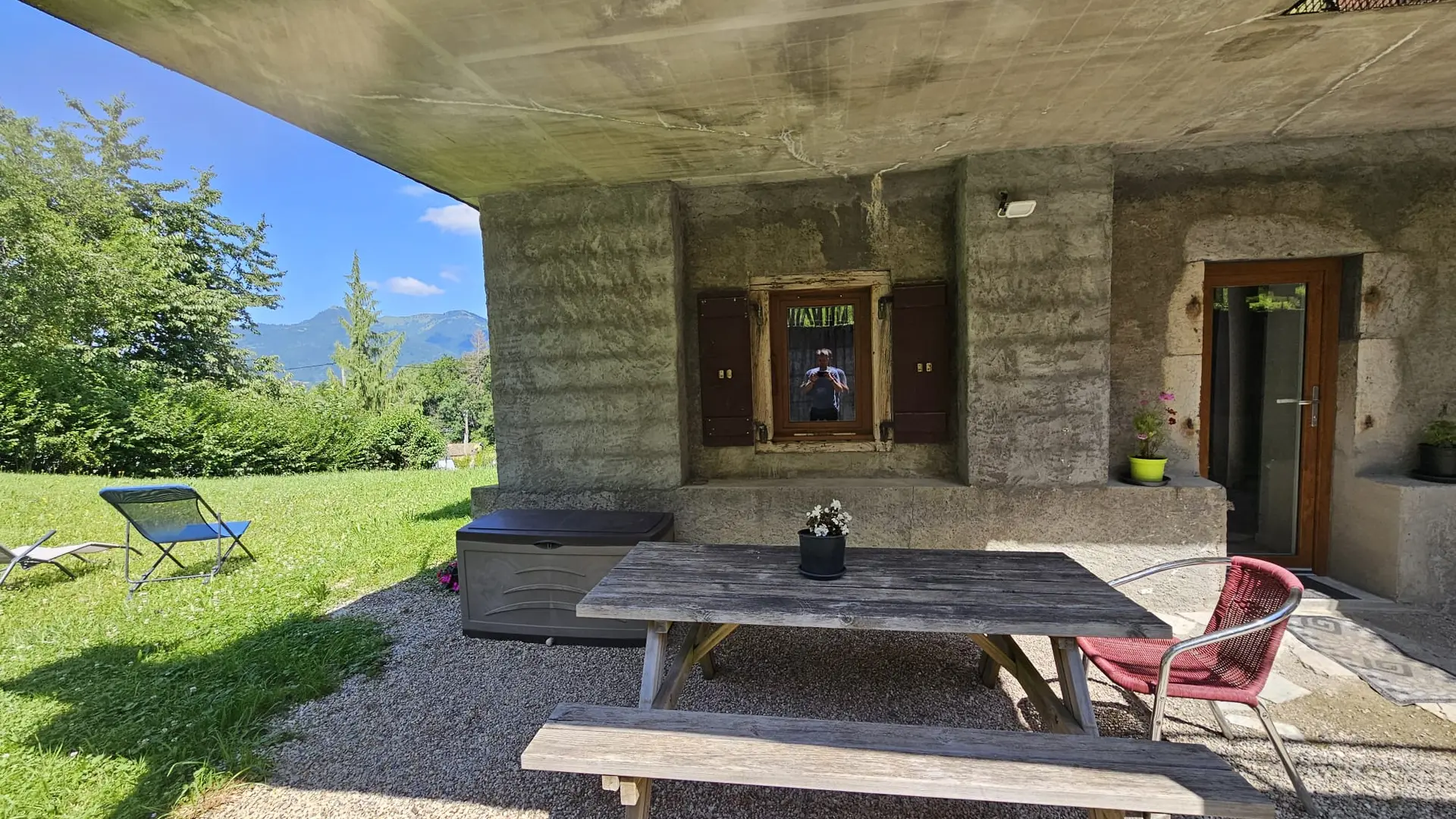 Appartment entrance and exterior