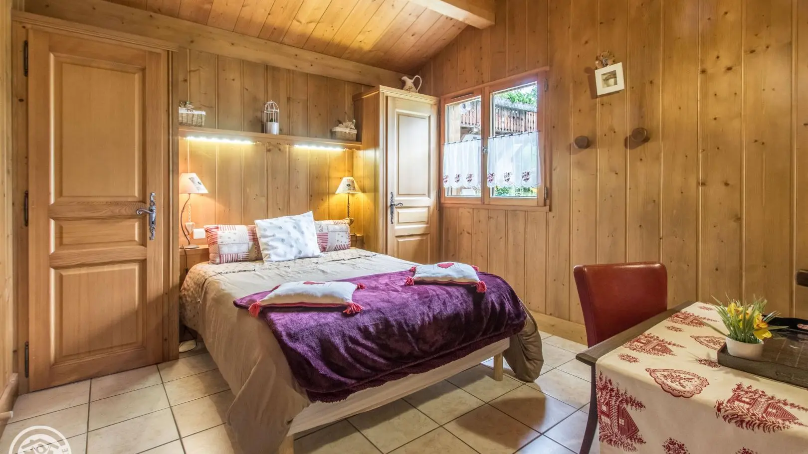 grande chambre avec bureau placard vue sur le jardin lit 2 pers matelas très confortable lit fait