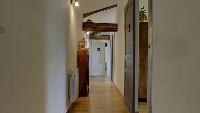 Le couloir d'accès aux chambres Moulin à Vent, Chiroubles, Brouilly et St Amour
