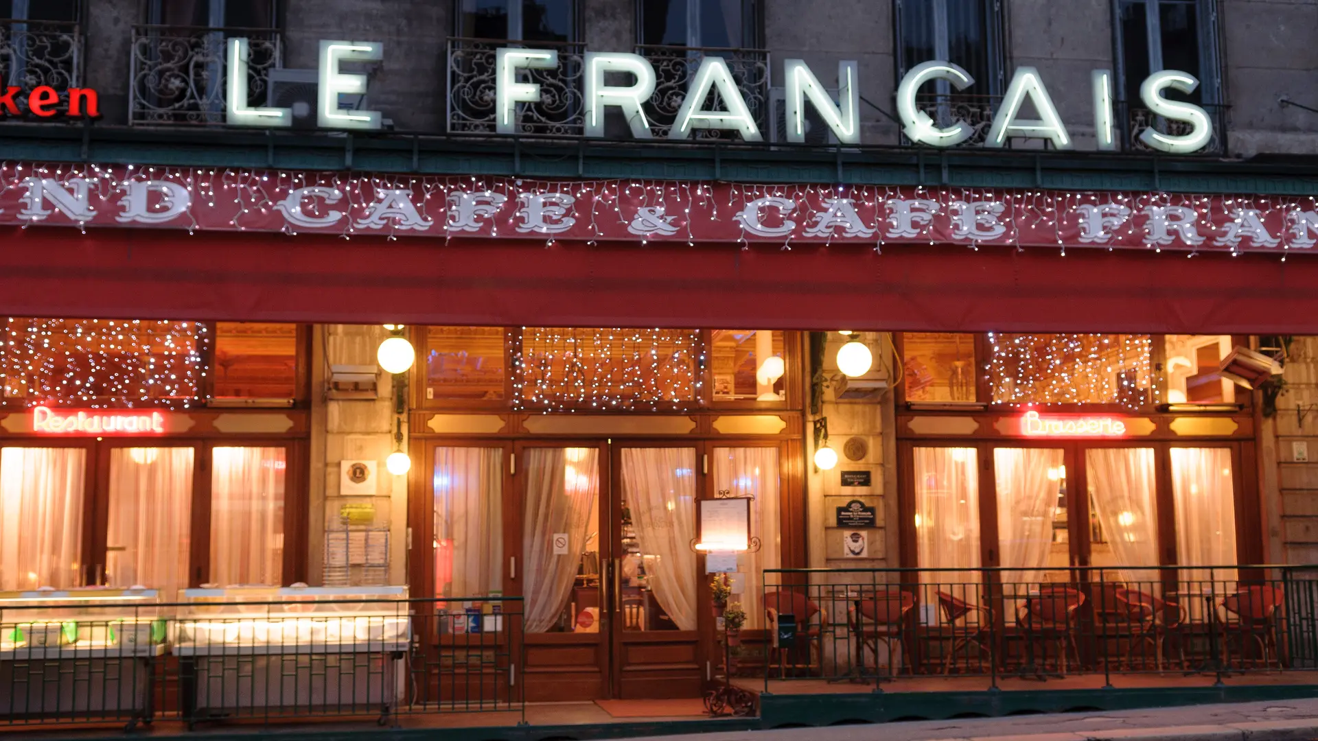 Vue extérieur du Français la nuit