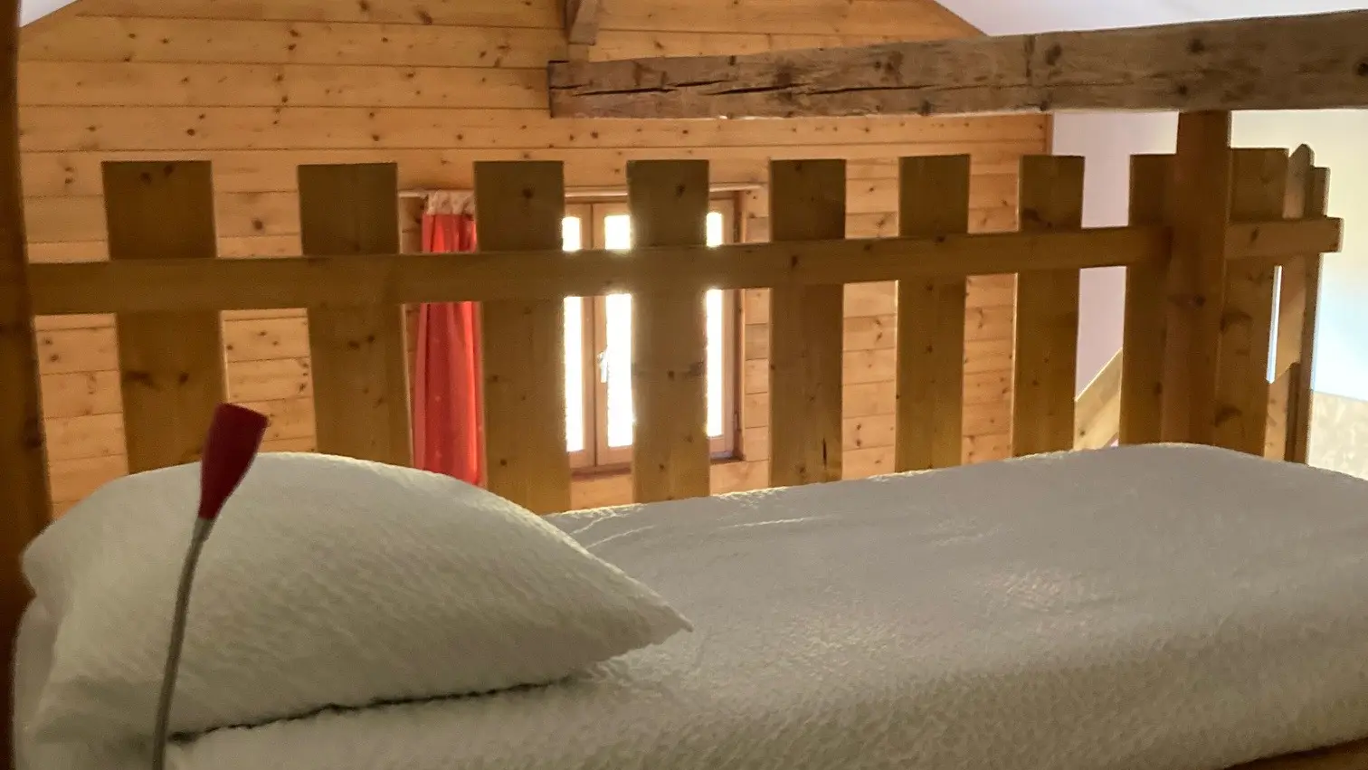 mezzanine avec lits dans la chambre partagée pour 7 personnes