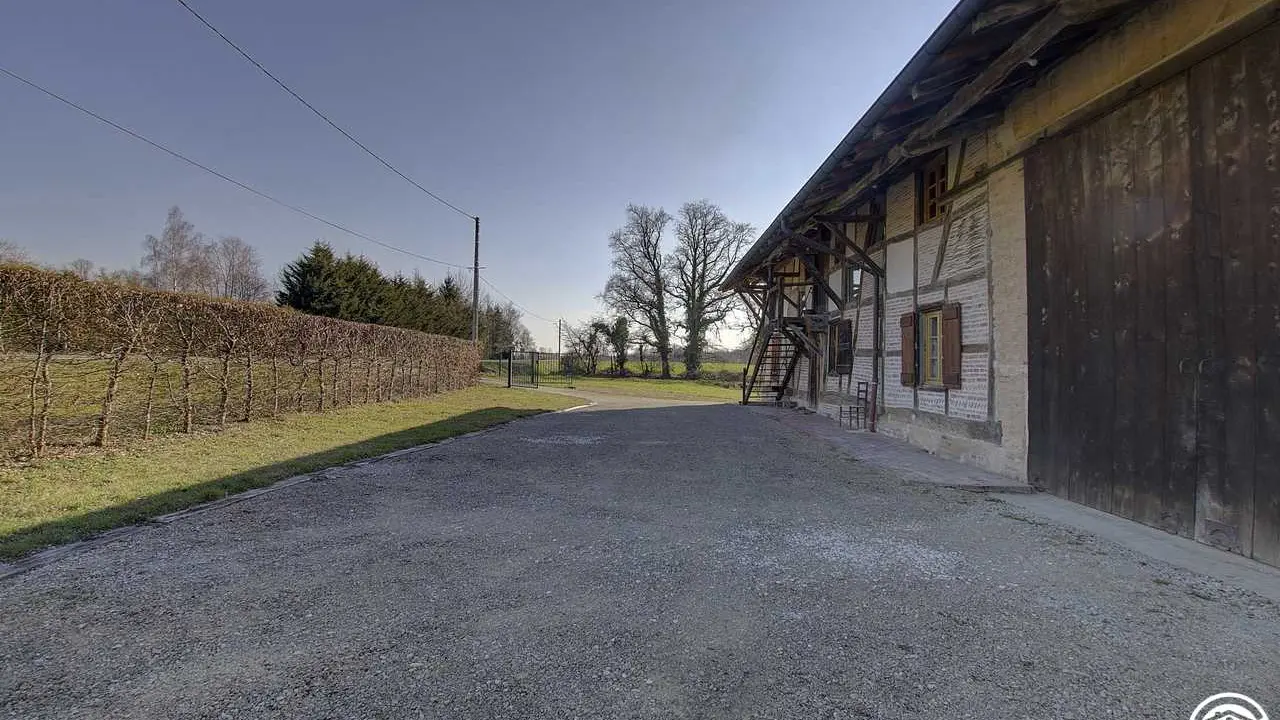 La cour côté route et le garage proposé par le propriétaire.