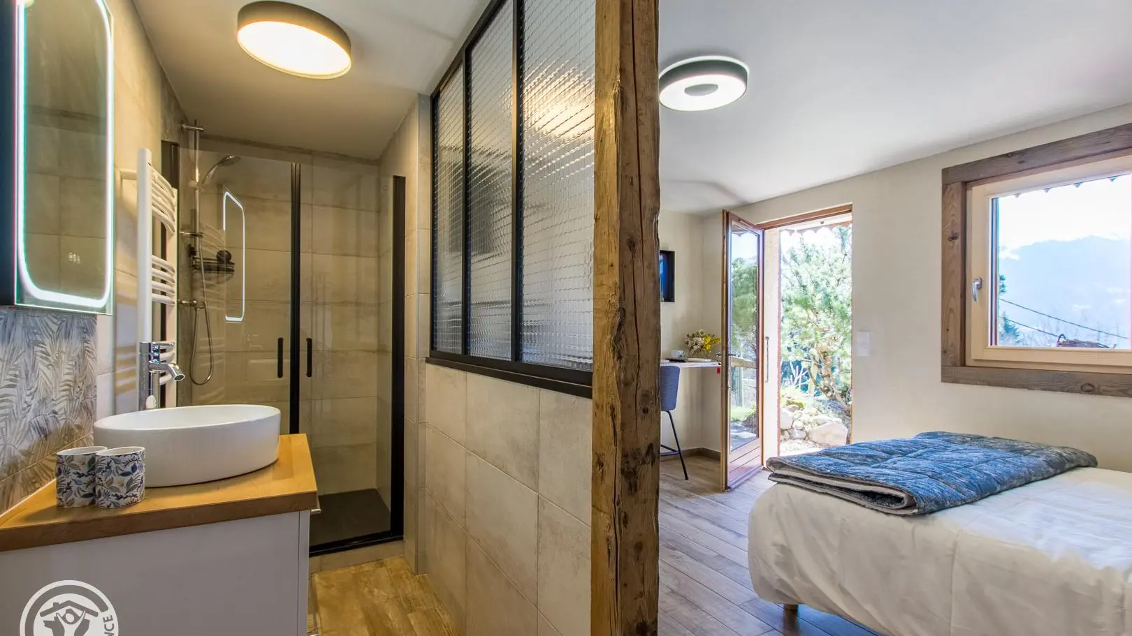 salle de bains avec vasque douche et sèche serviettes