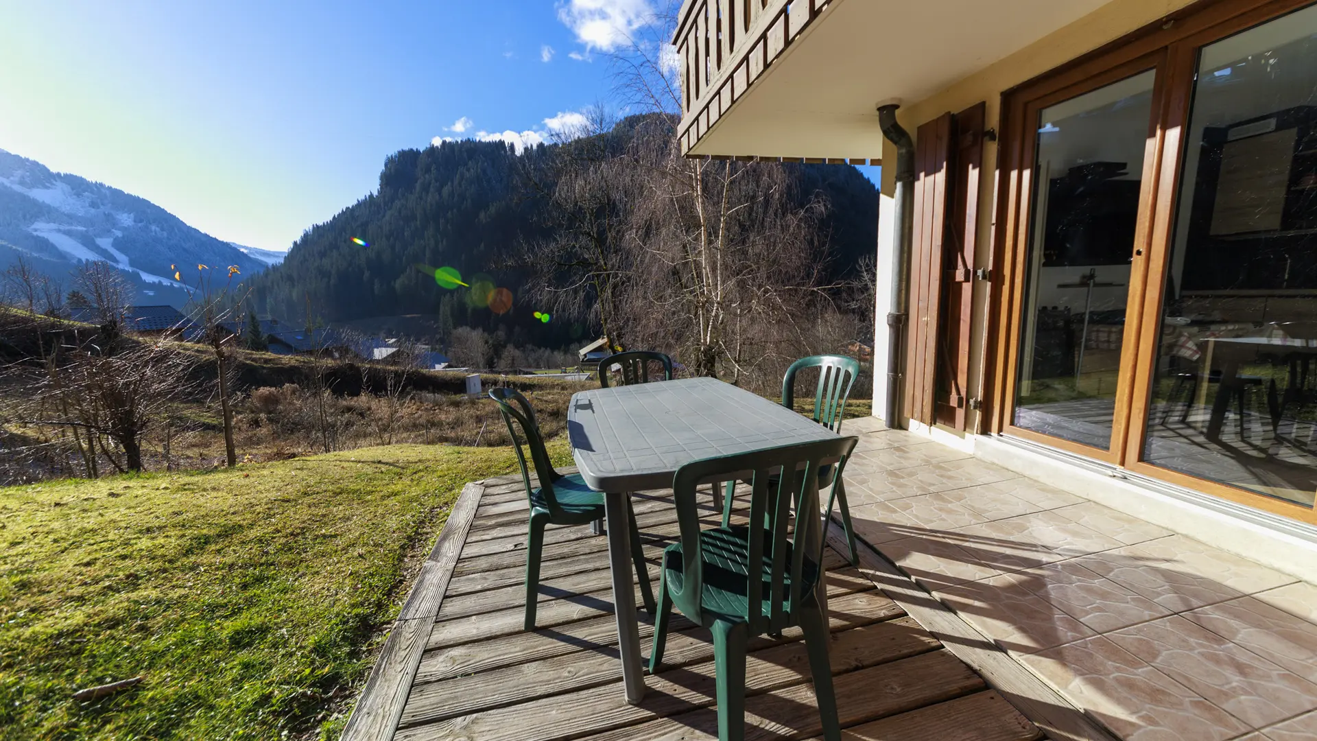 Salon de jardin sur la terrasse avec vue sur les montagnes