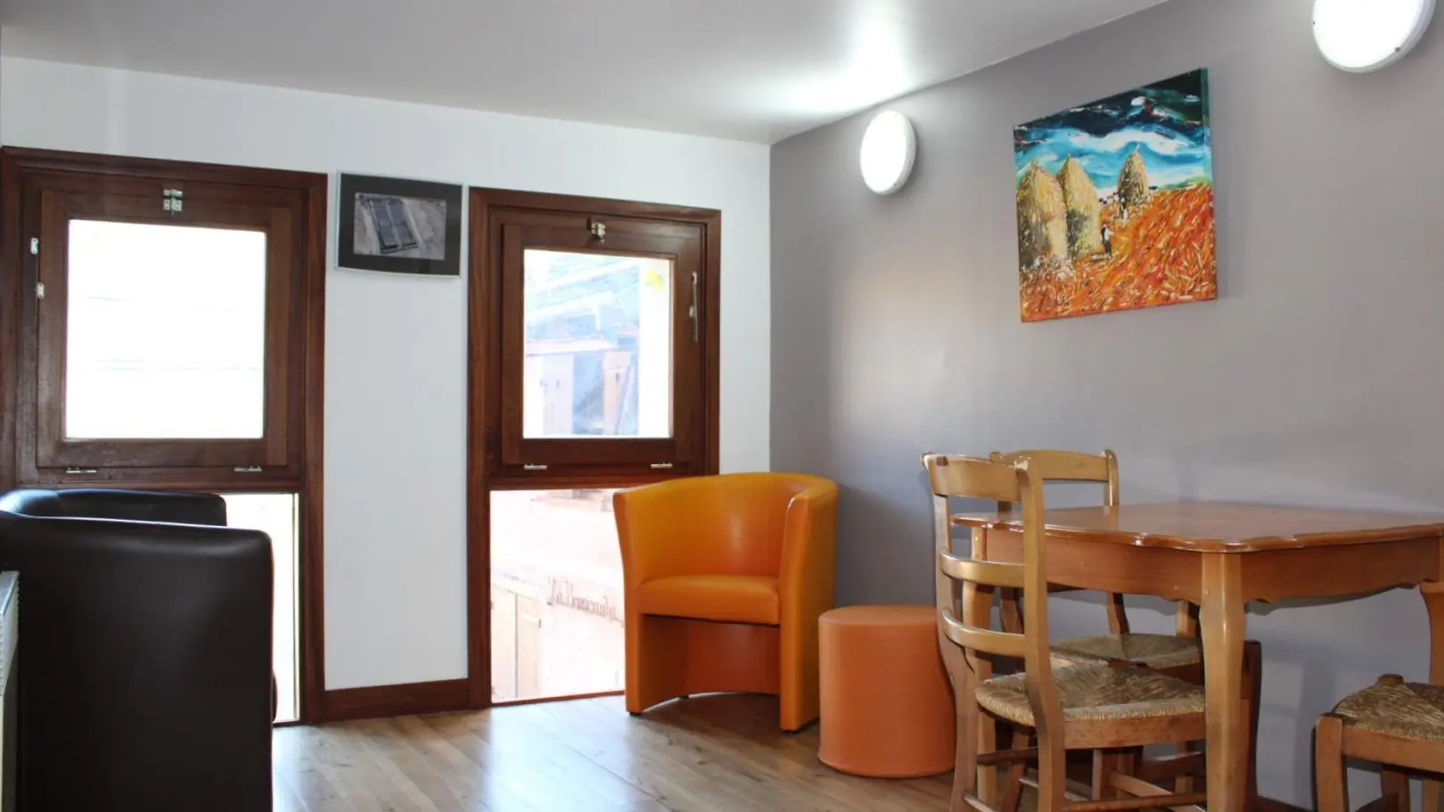 Grange des Tilleuls - Espace salon - Gîtes de Groupe d'Etape - Roure - Alpes-Maritimes