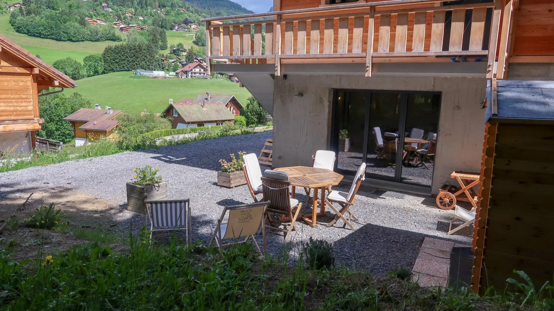 Terrasse, salon de jardin et cabanon devant le gite