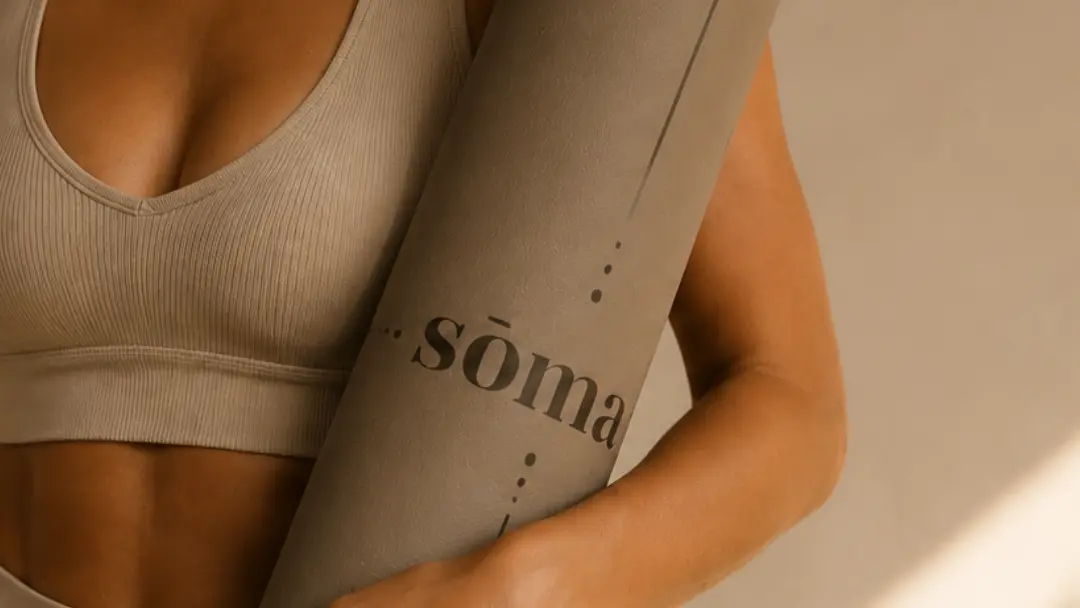 Mujer sosteniendo una colchoneta