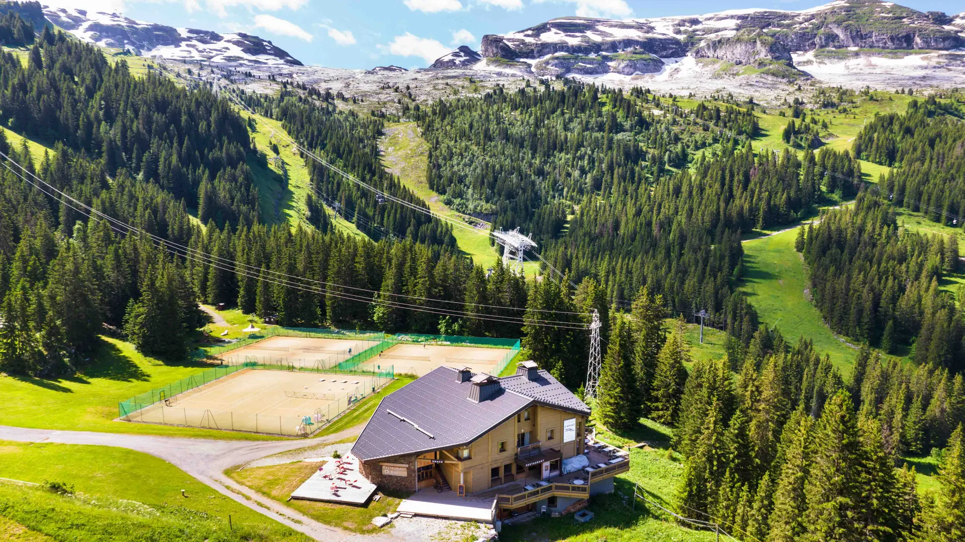 Vue aérienne de l'espace des terrains de tennis et de la slackline (située en bas à gauche de la photo)