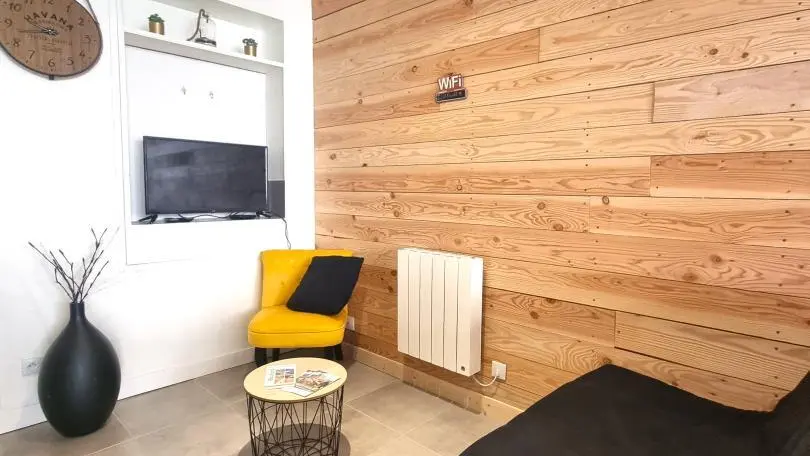 Espace détente avec Bz pouvant servir de couchage d'appoint.