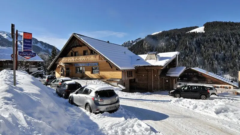 Façade du chalet en hiver