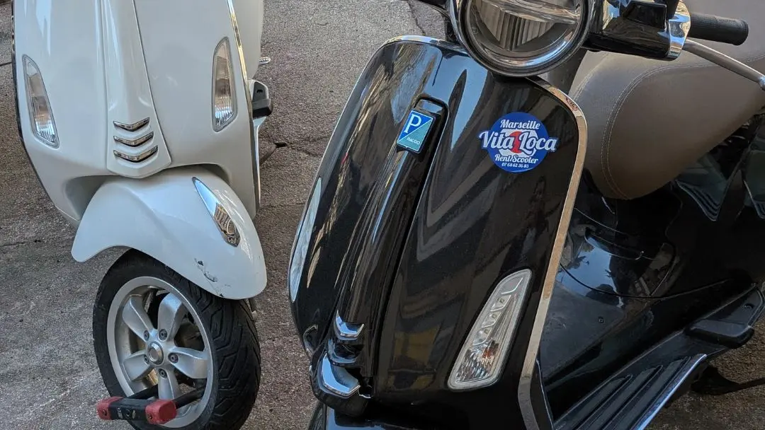 deux scooters vespa
