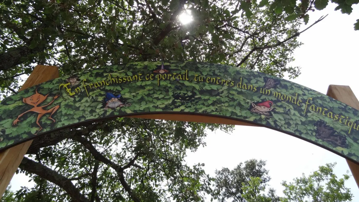 Portail entrée le royaume du petit peuple