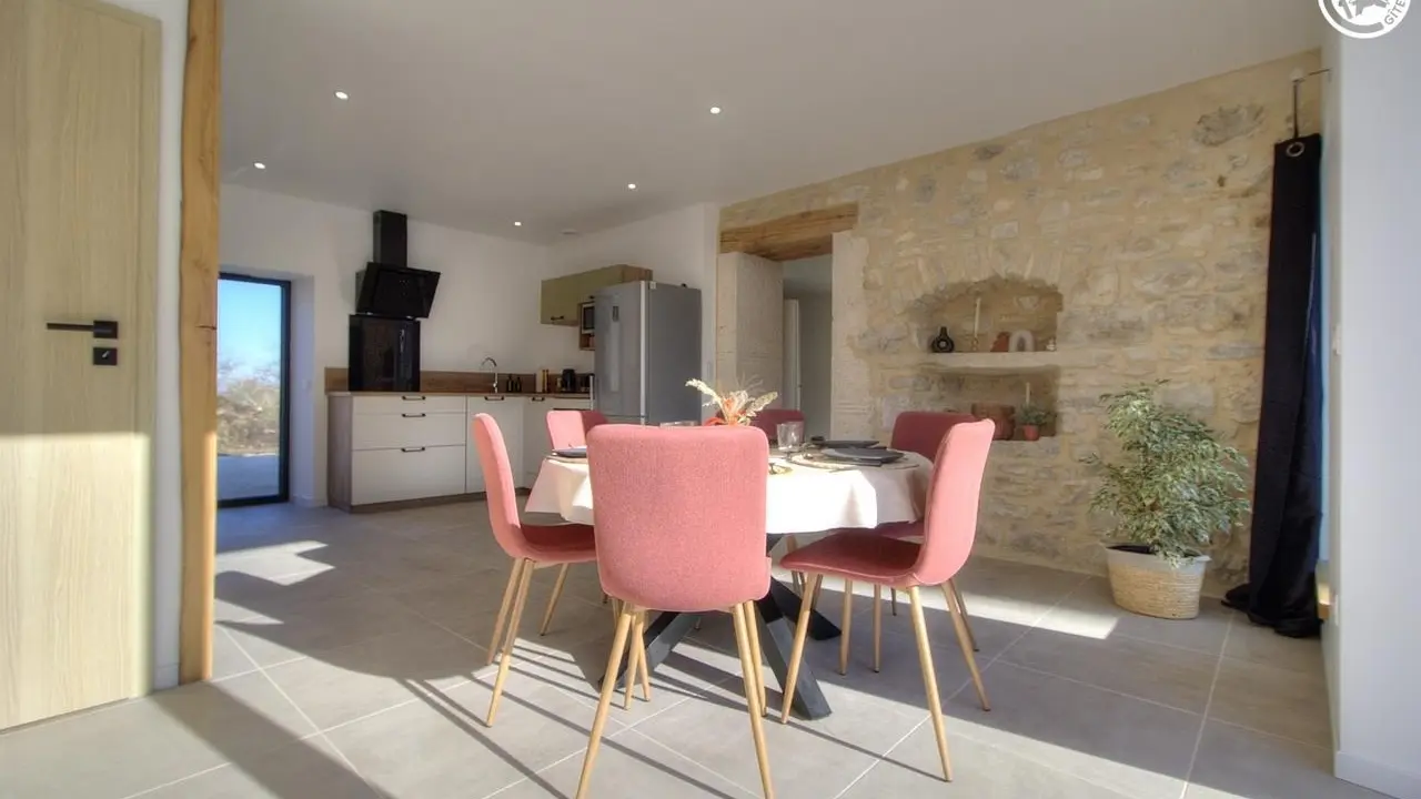 Espace repas avec cuisine équipée