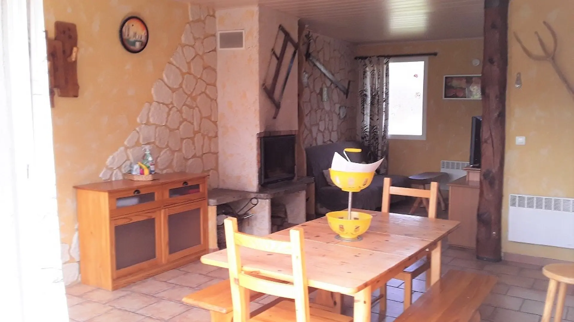 Coin repas, cheminée et salon