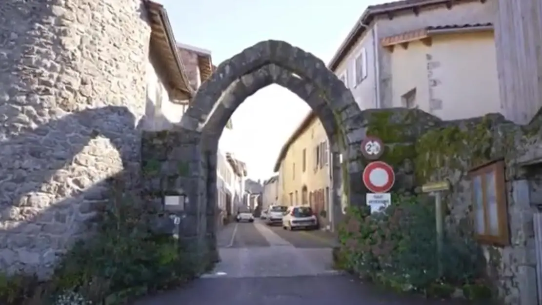 Village médiéval de Cervières XII siècle, à la sortie d?autoroute en venant au gîte.