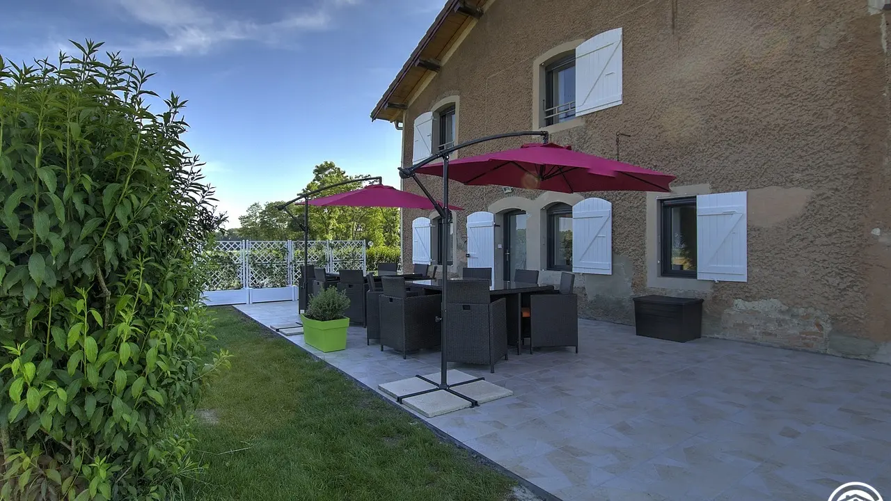 Gîte indépendant avec une grande terrasse, et un jardin clos avec piscine hors sol.