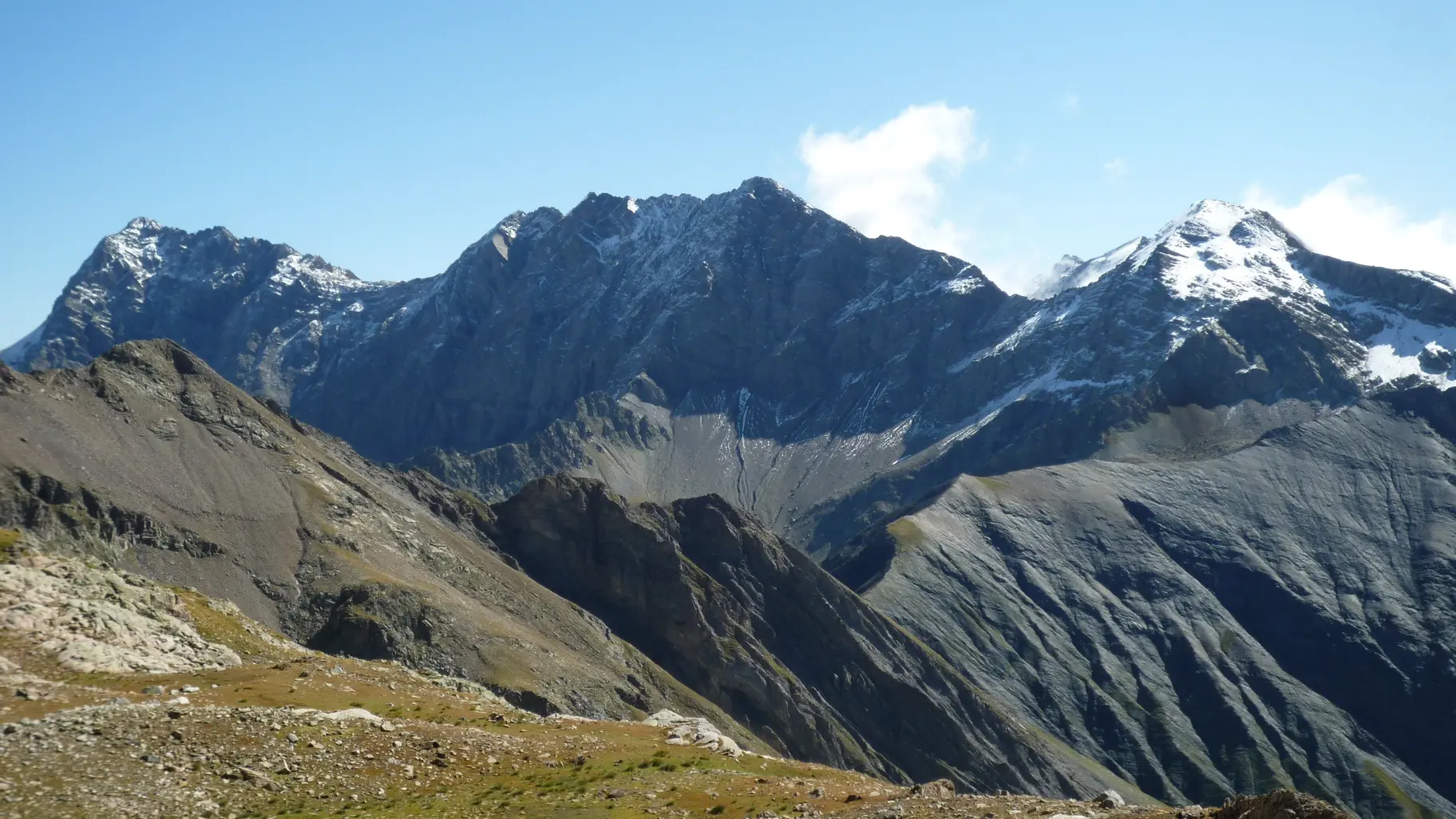 Vue sur les sommets alentours depuis le lac Cédéra