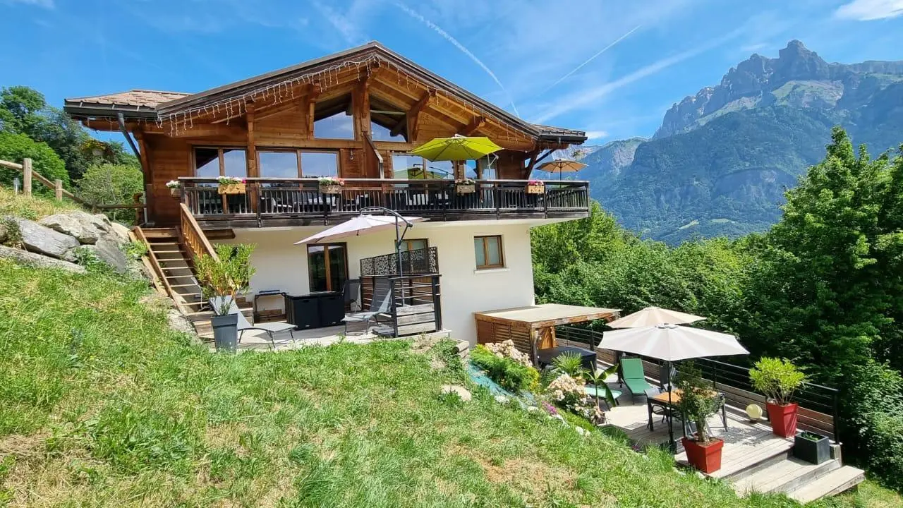 Vue de l'ensemble du chalet en été