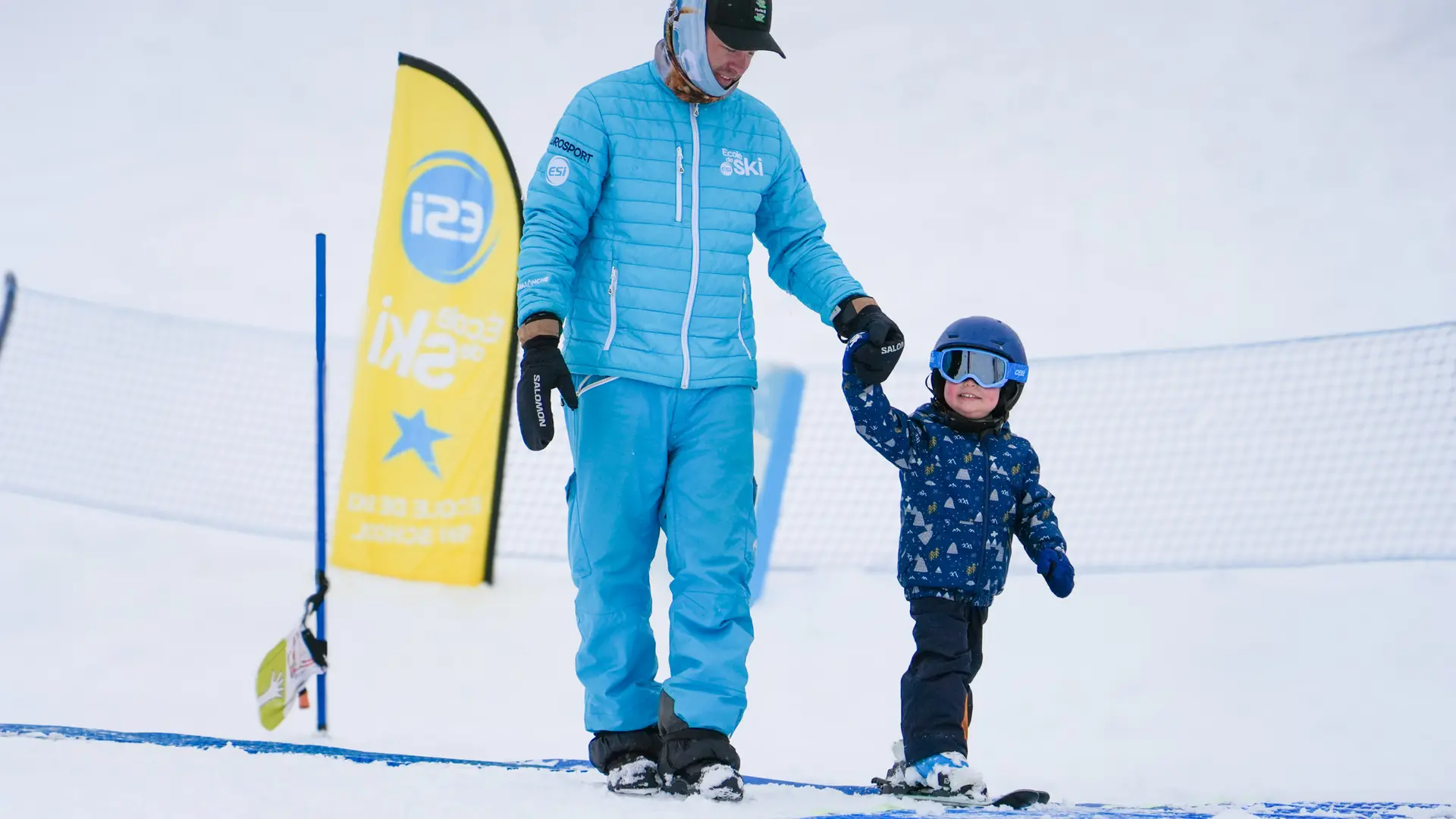 Moniteur et enfant qui se tiennent la main
