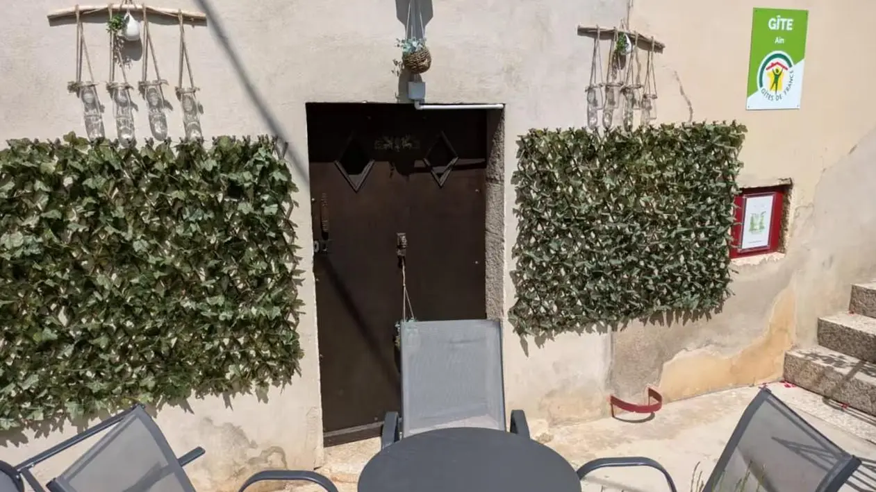 Terrasse avant côté rue + grangeon