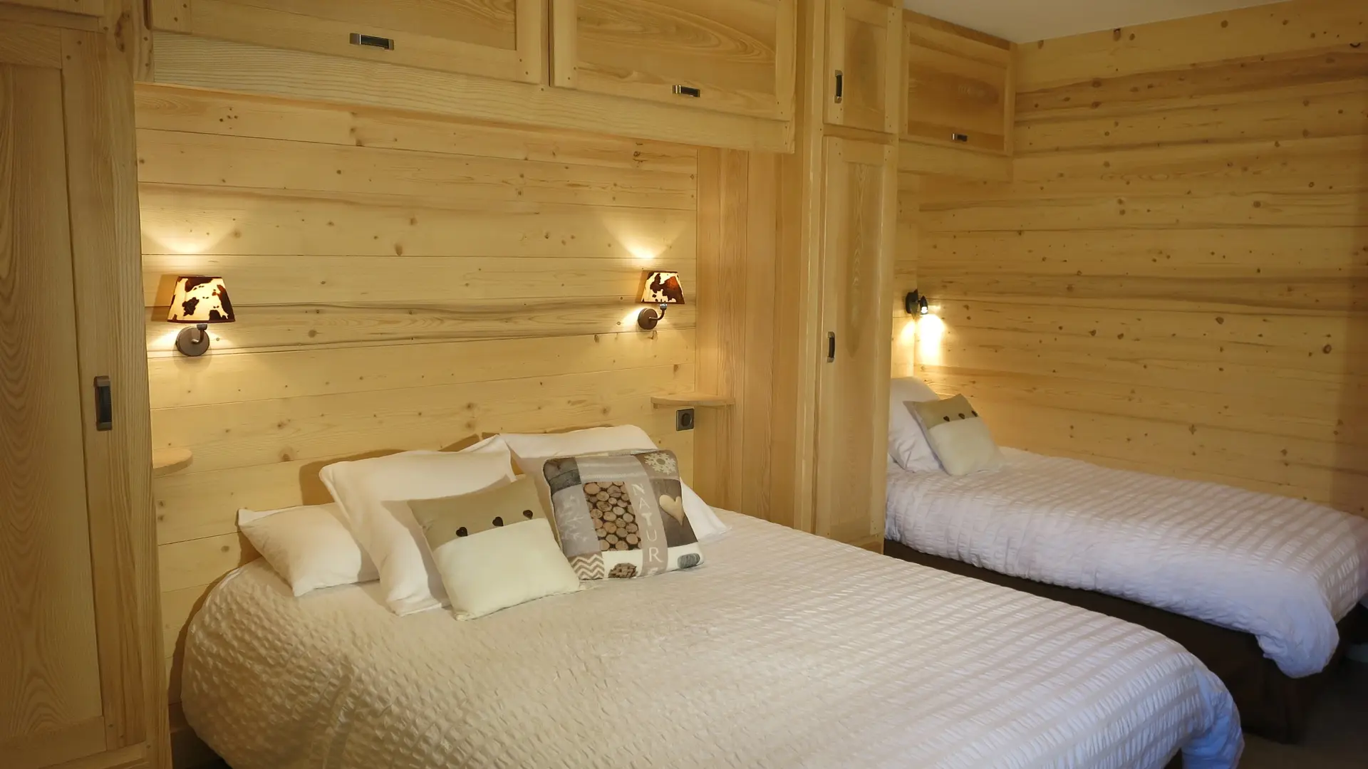 Chambre avec lit double et lit simple/Bedroom witha  double bed and a single bed-Boiseraie n°1-Le Grand-Bornand