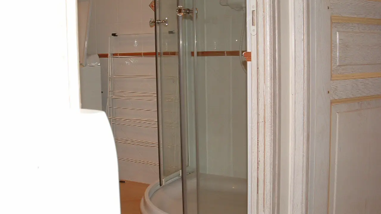 Salle de bain avec douche