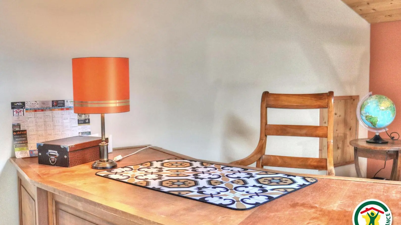 Pièce palière à l'étage avec armoire de rangement, coin jeux et lecture avec canapé ou espace télétravail.