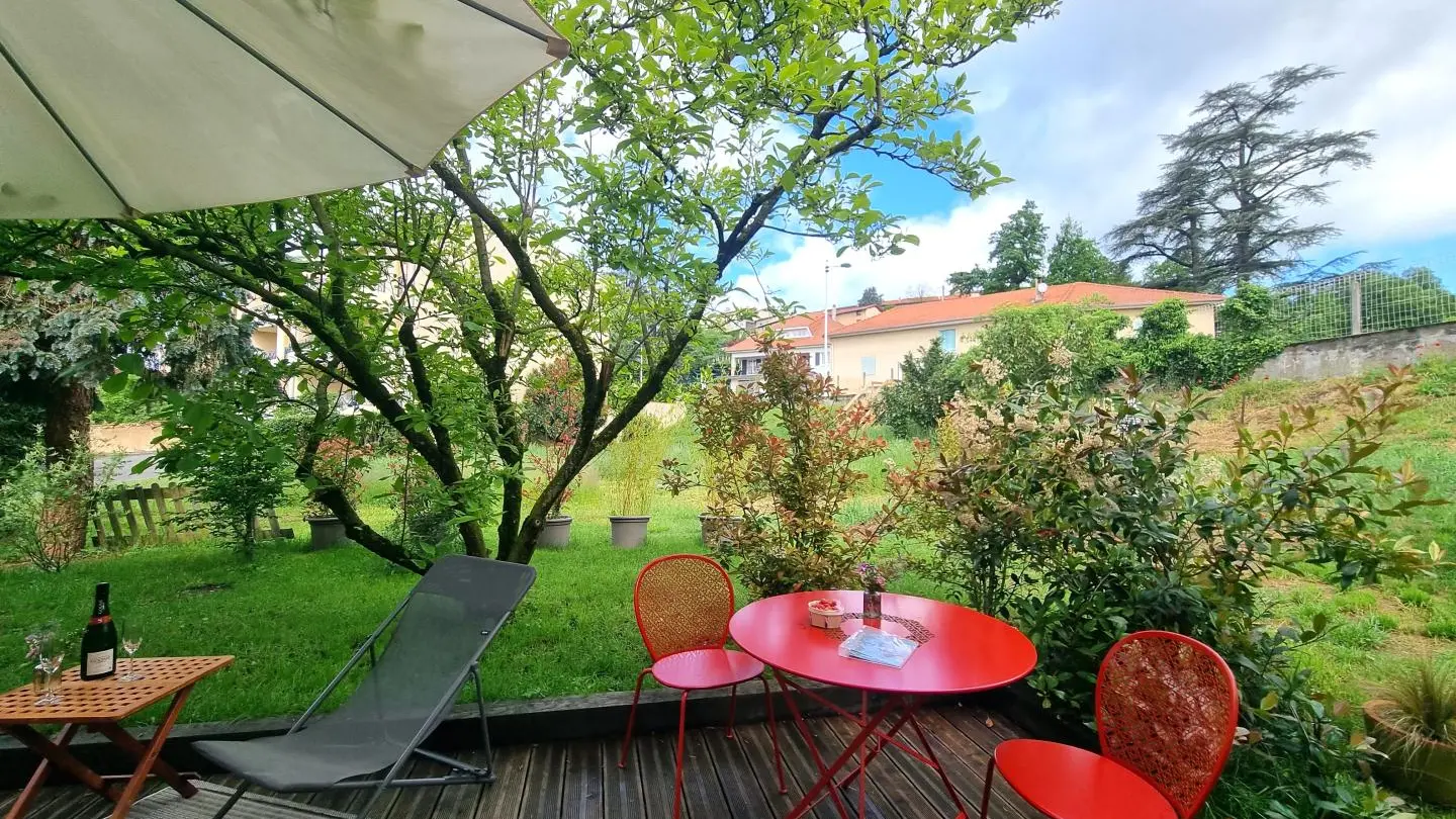 Terrasse et jardinet arboré et fleuri.