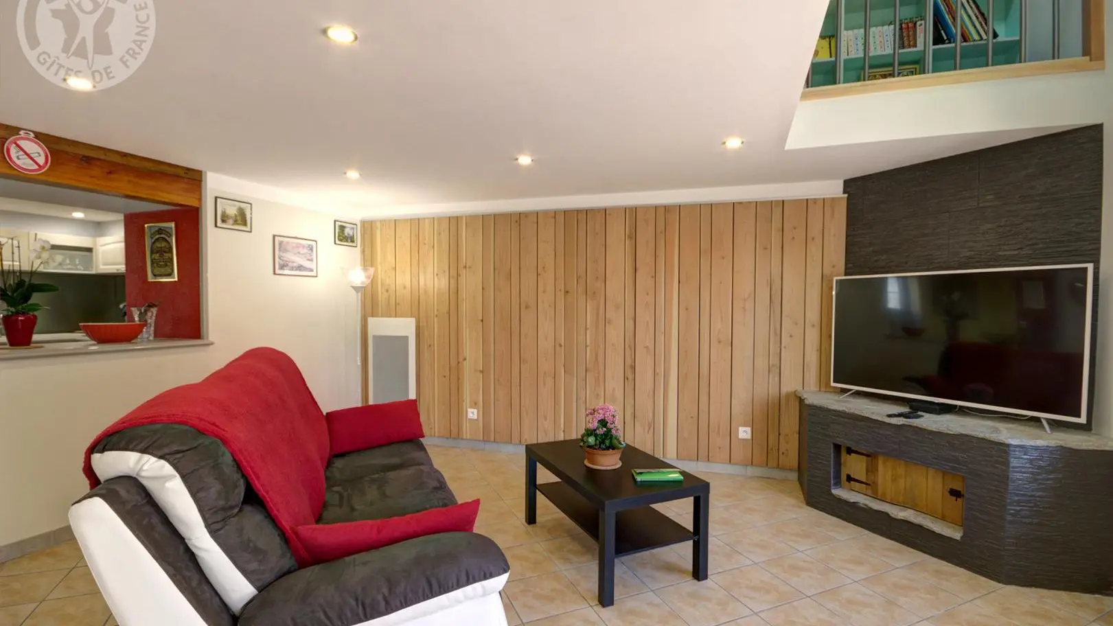 Pièce à vivre avec cuisine ouverte sur le salon/salle à manger.