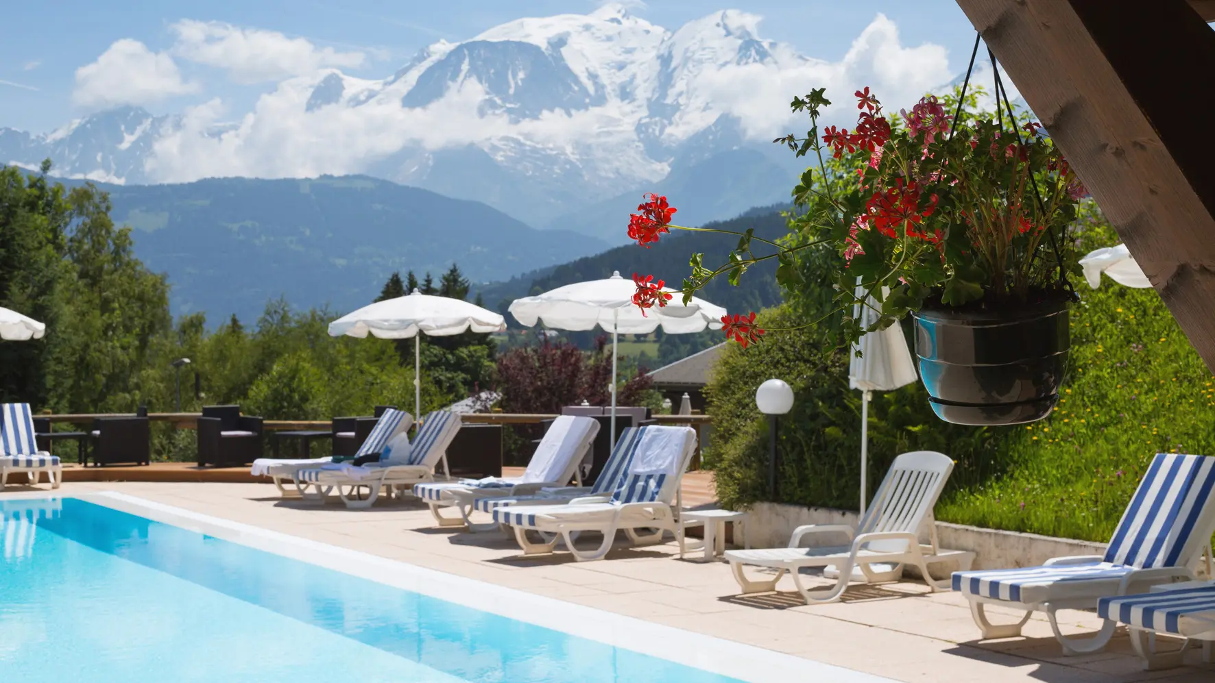 Piscine et Mont-Blanc à l'hôtel aux Ducs de Savoie