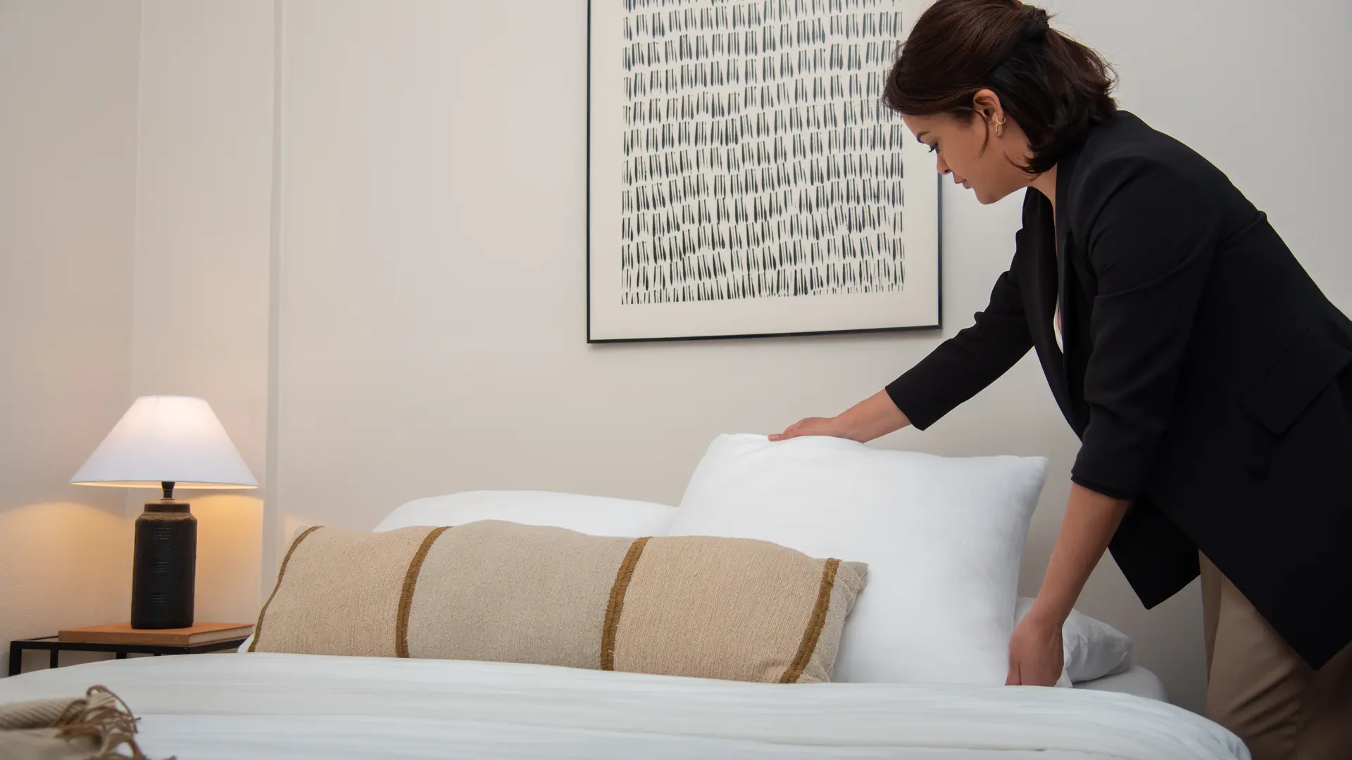 Laura place des objets de décoration