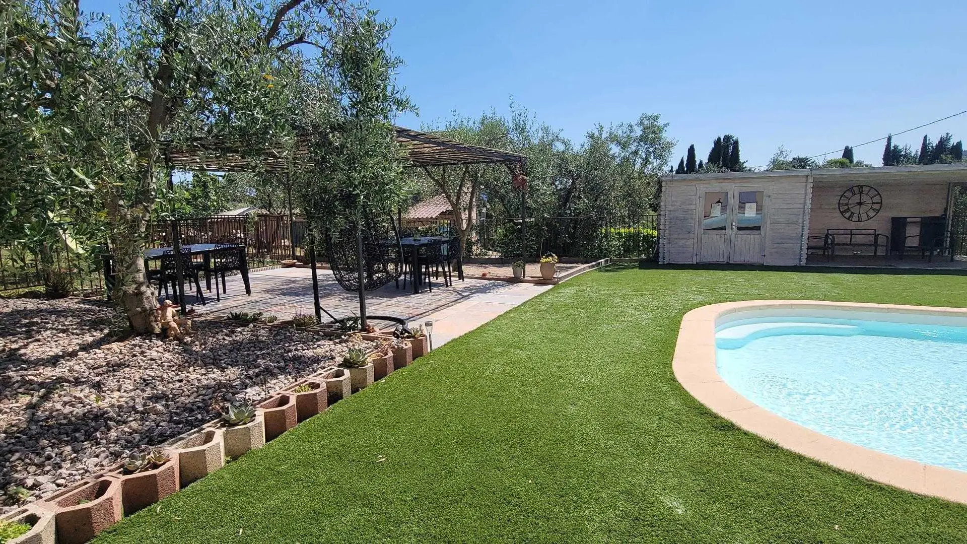 Piscine et espaces extérieurs communs aux deux Gîtes de la Bastide Centifolia à Grasse - Gîtes de France Alpes-Maritimes