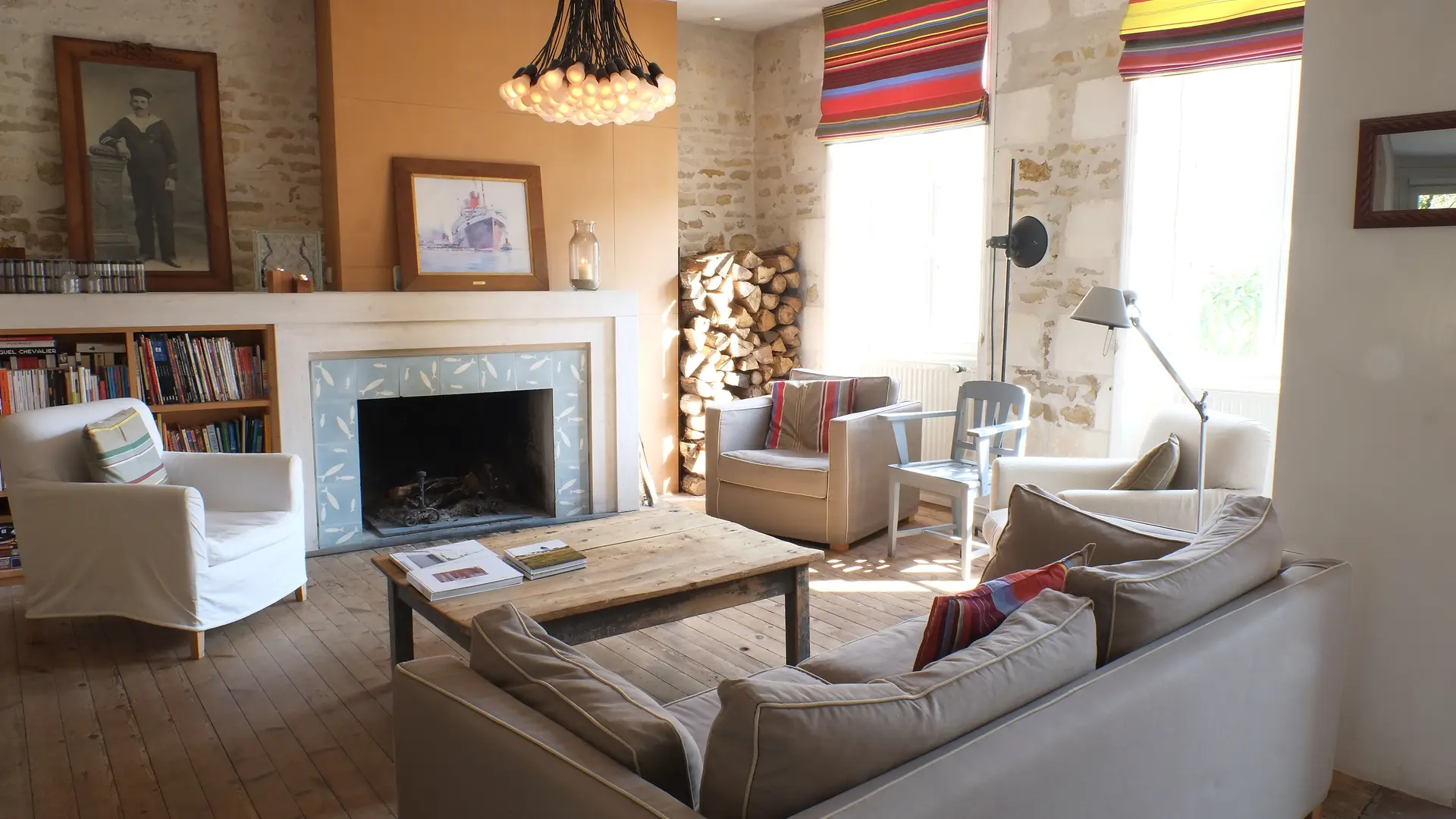 Salons avec cheminée contemporain raffiné et vintage