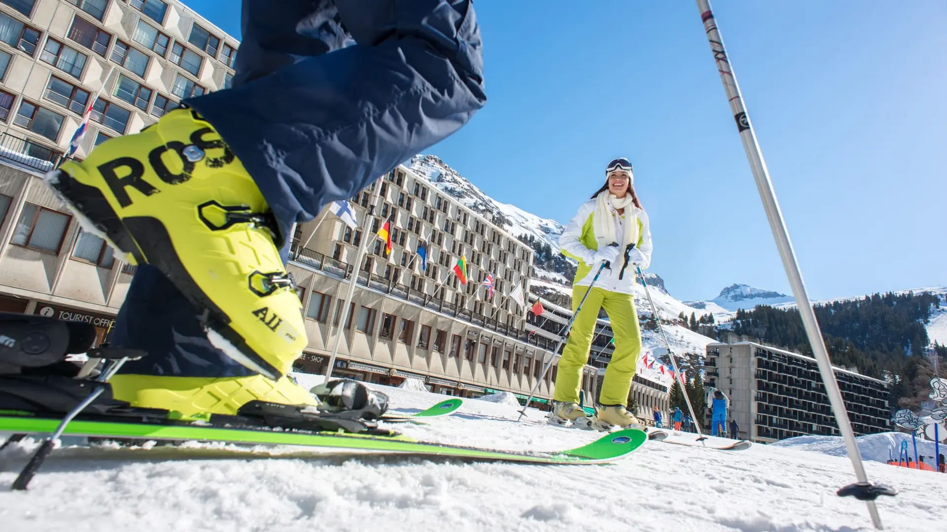 Centre UCPA accessible skis aux pieds